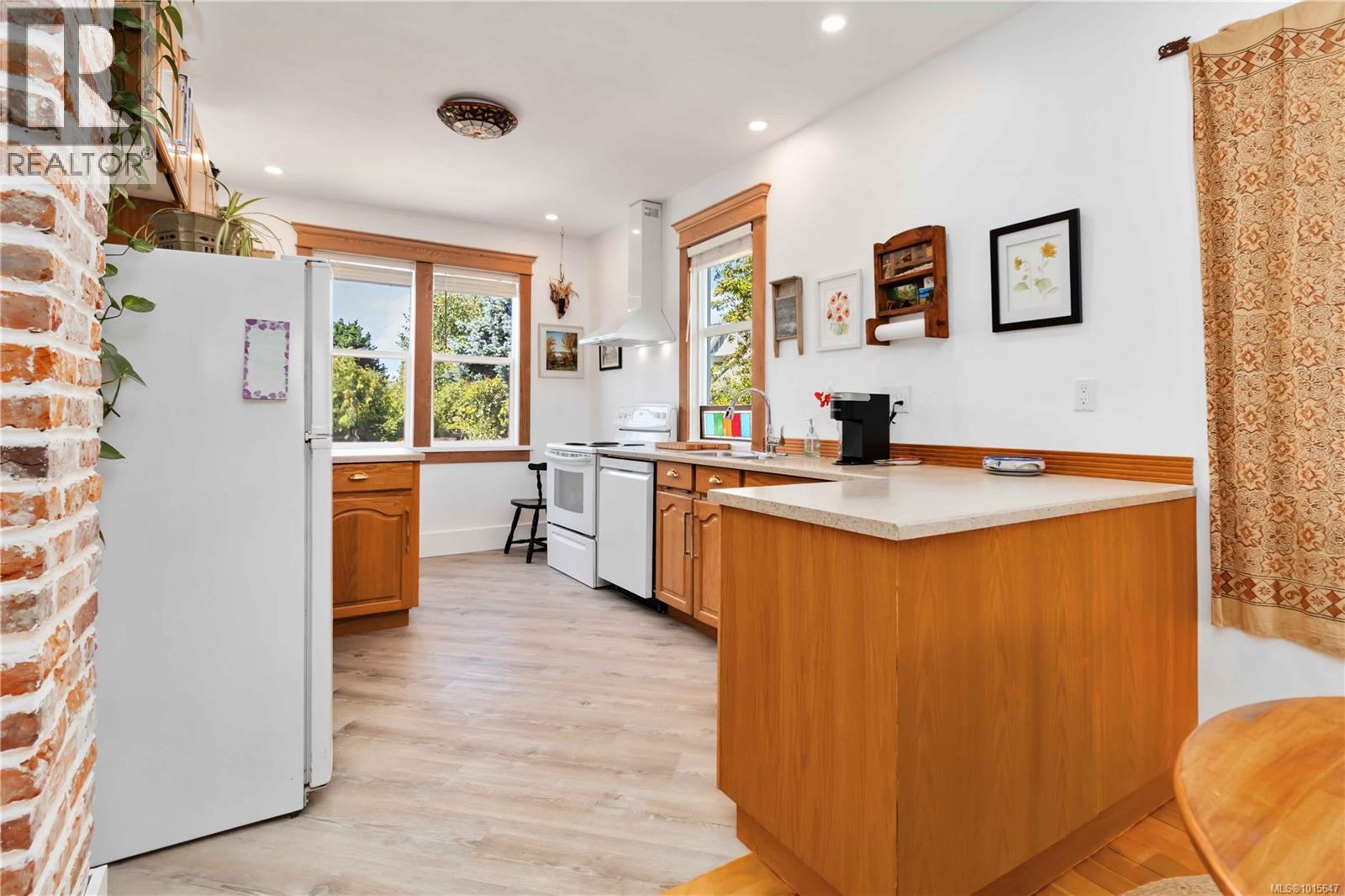  149 Maddock Avenue West, Saanich