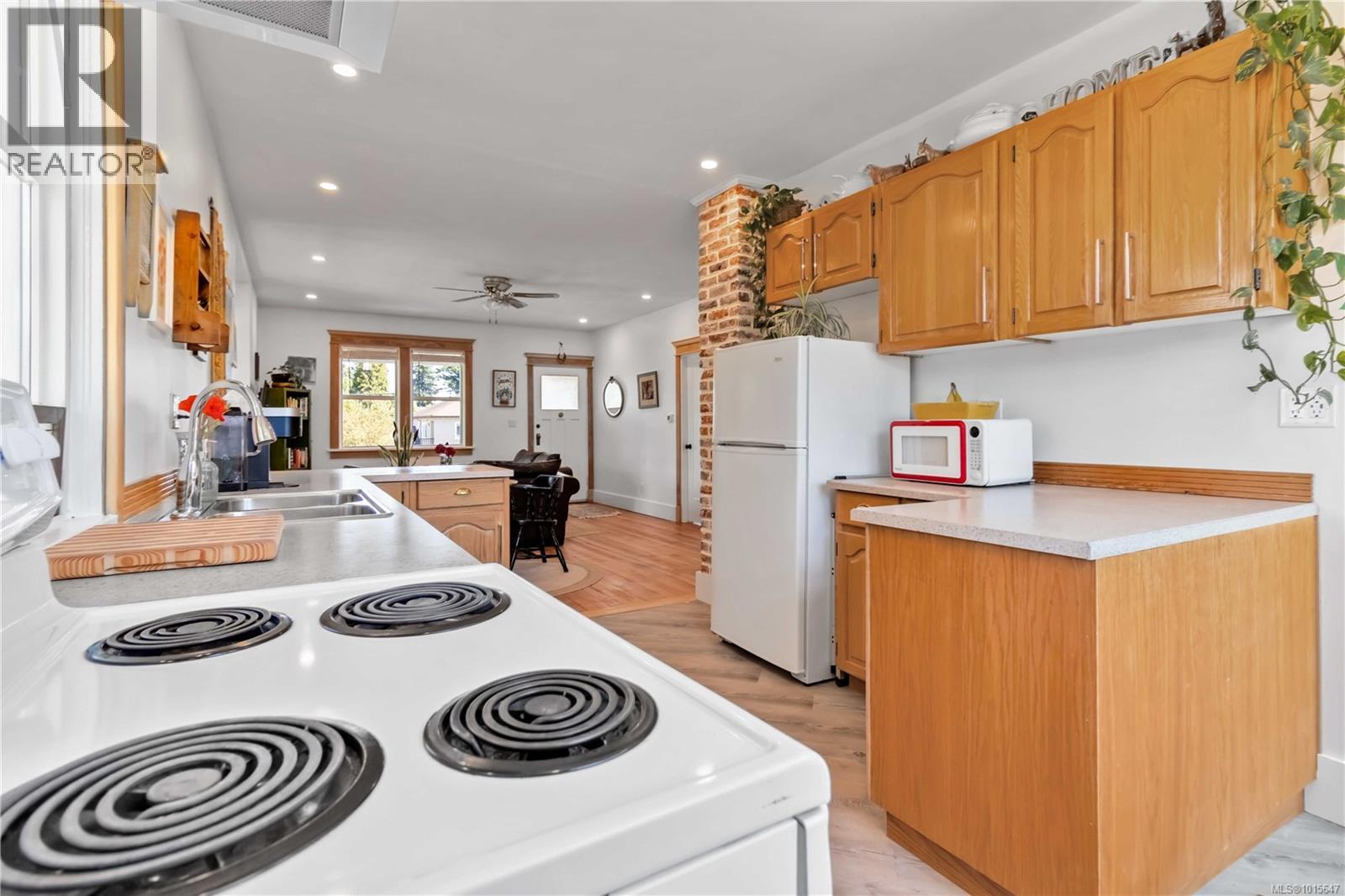  149 Maddock Avenue West, Saanich