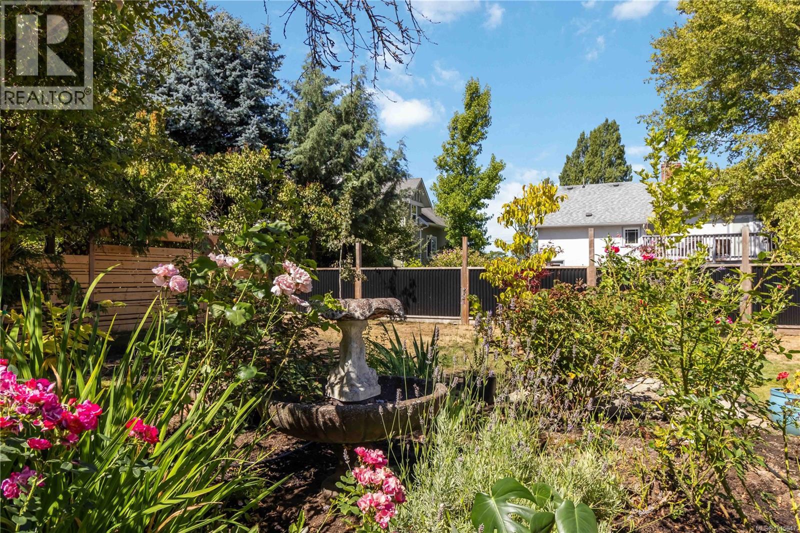  149 Maddock Avenue West, Saanich