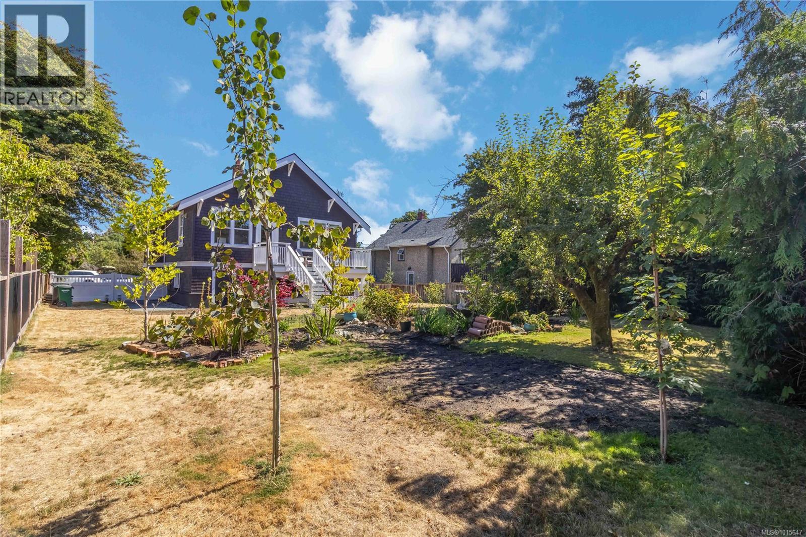  149 Maddock Avenue West, Saanich