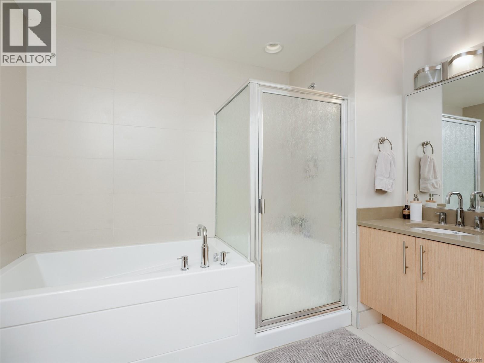 207 4529 West Saanich Road, Saanich
