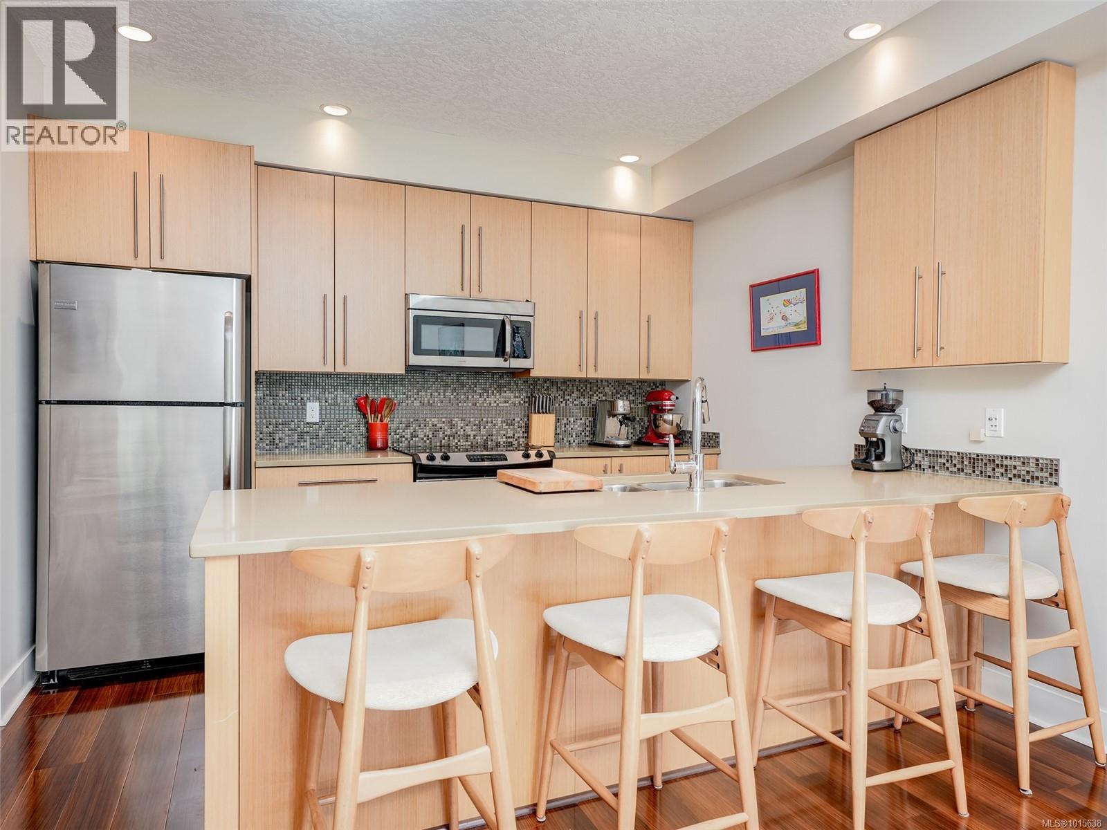 207 4529 West Saanich Road, Saanich