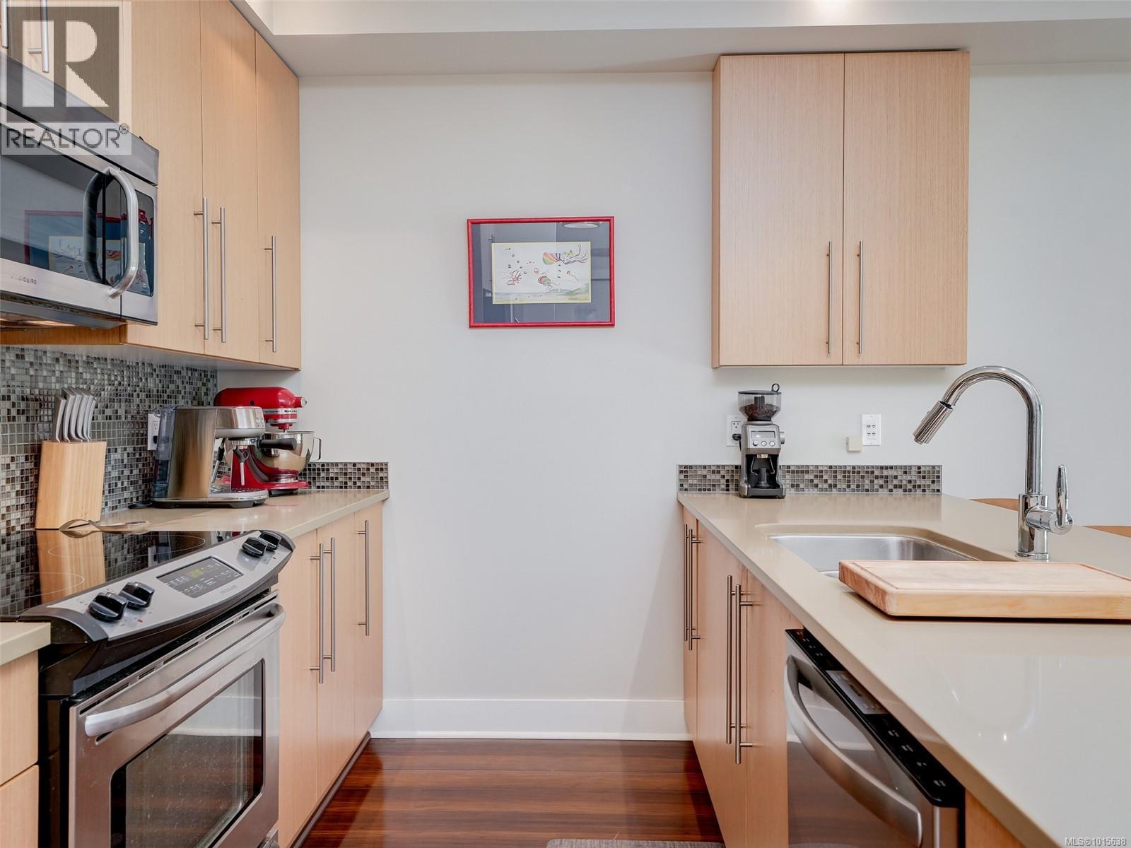 207 4529 West Saanich Road, Saanich