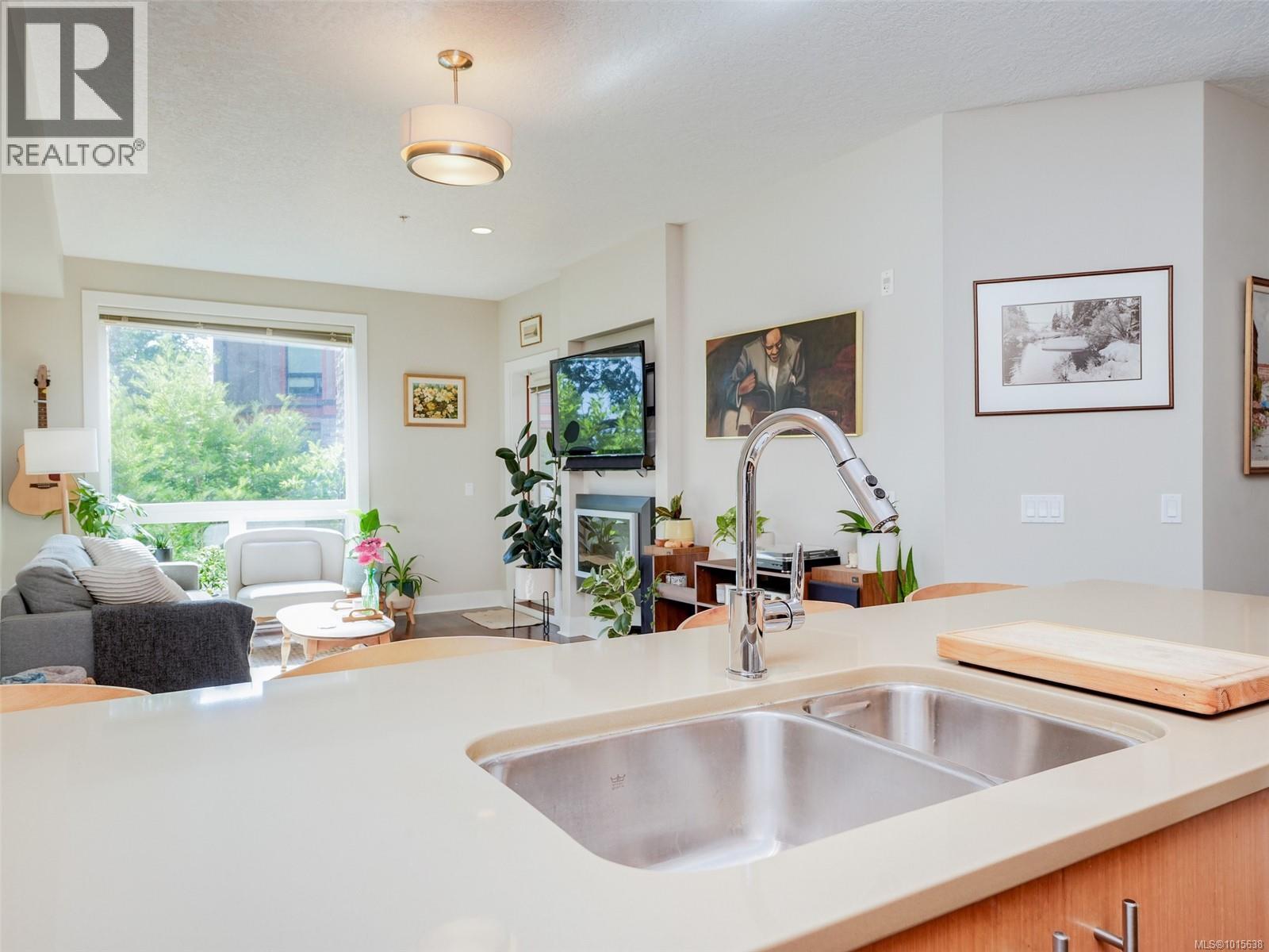 207 4529 West Saanich Road, Saanich