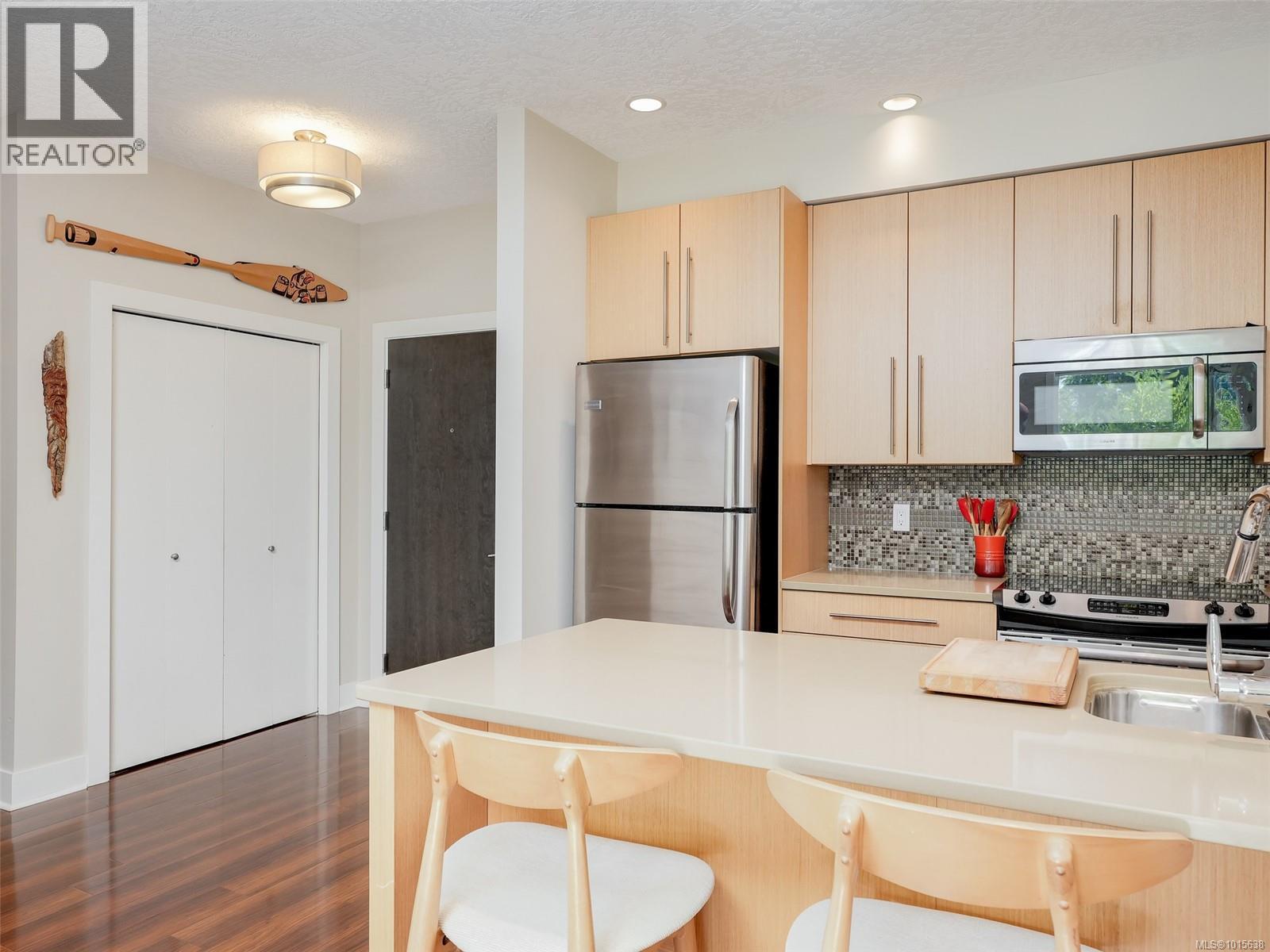 207 4529 West Saanich Road, Saanich