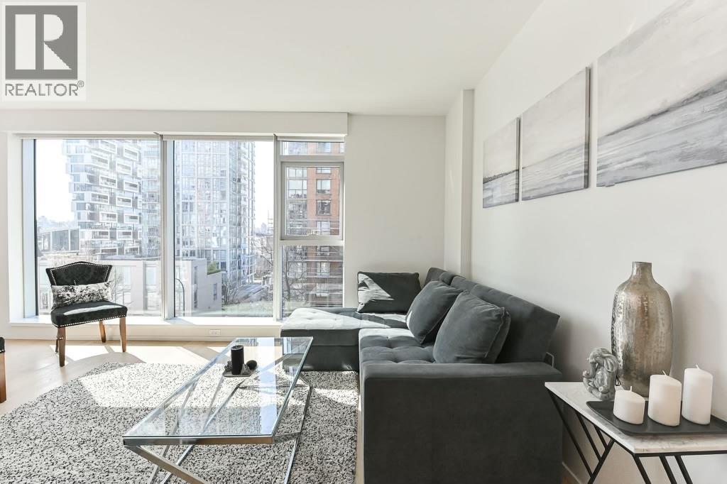 402 889 PACIFIC STREET, Vancouver