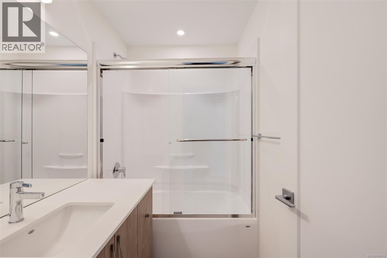 202 9716 Third Street, Sidney