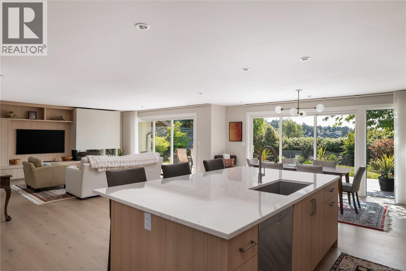  3819 Beachview Place, Saanich