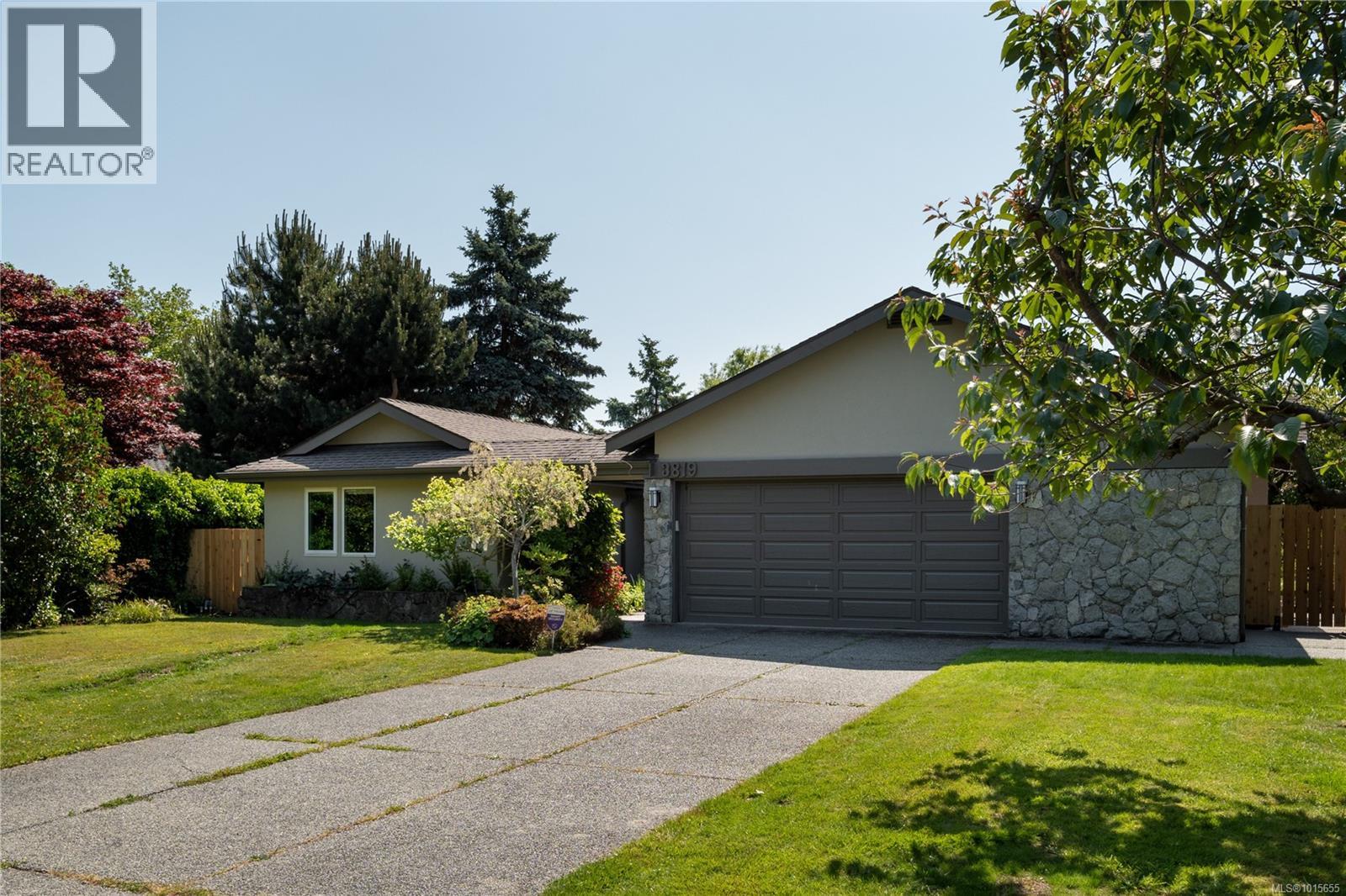  3819 Beachview Place, Saanich