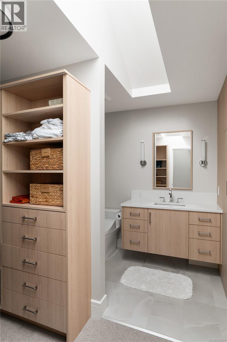  3819 Beachview Place, Saanich