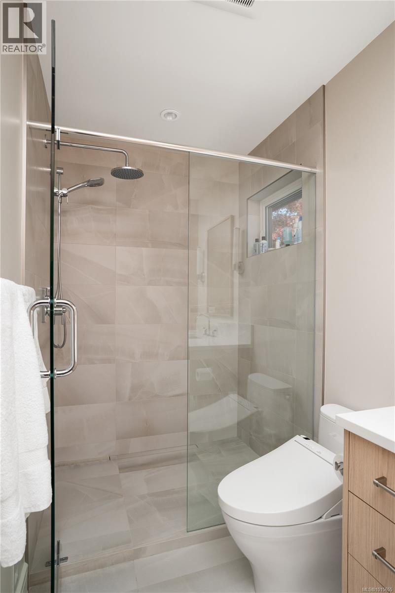  3819 Beachview Place, Saanich