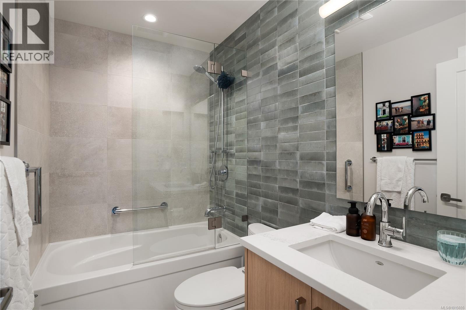  3819 Beachview Place, Saanich