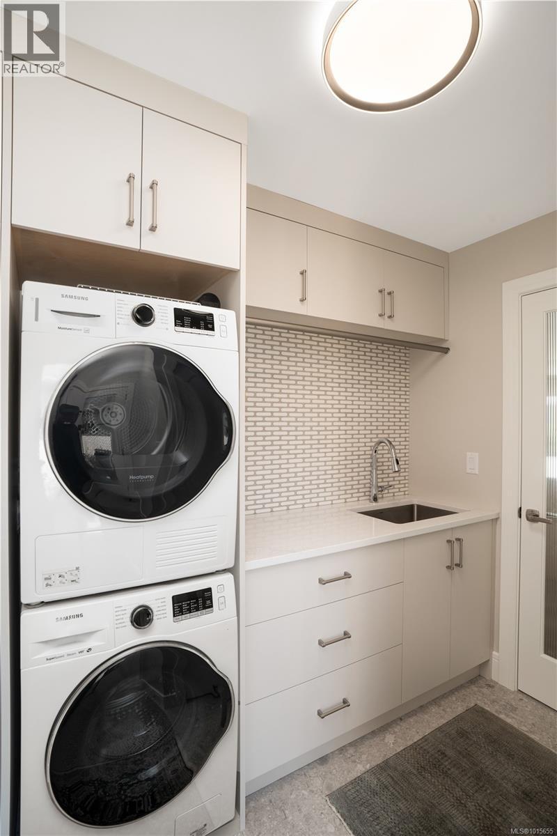  3819 Beachview Place, Saanich