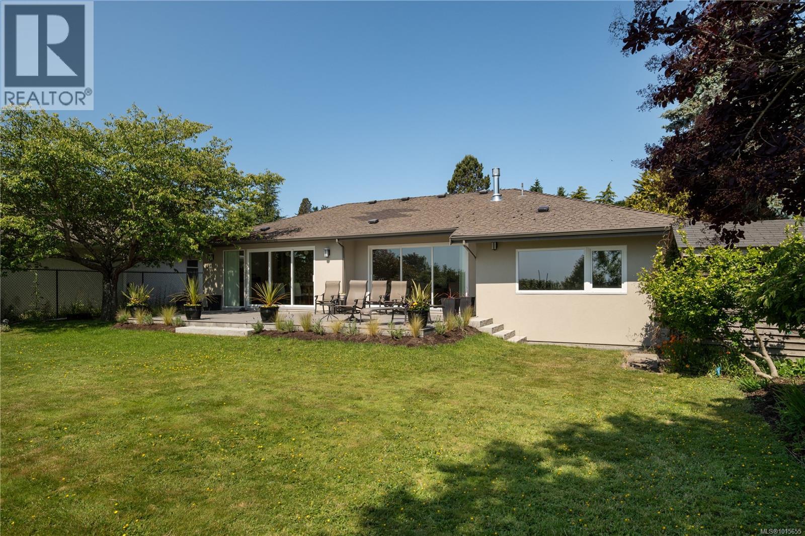  3819 Beachview Place, Saanich