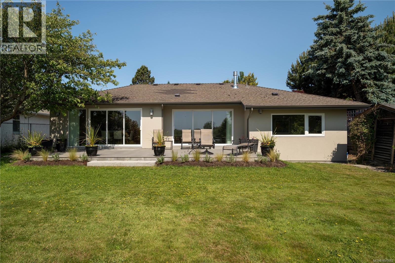  3819 Beachview Place, Saanich