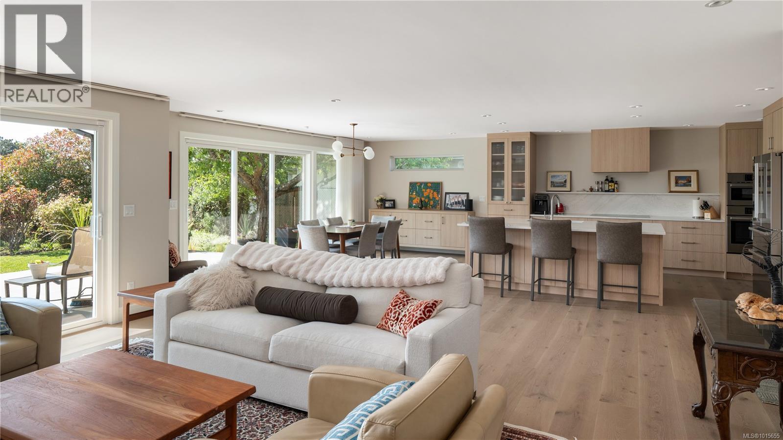  3819 Beachview Place, Saanich