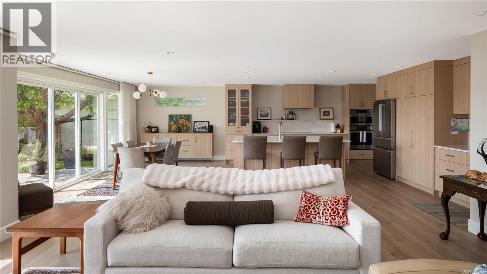  3819 Beachview Place, Saanich