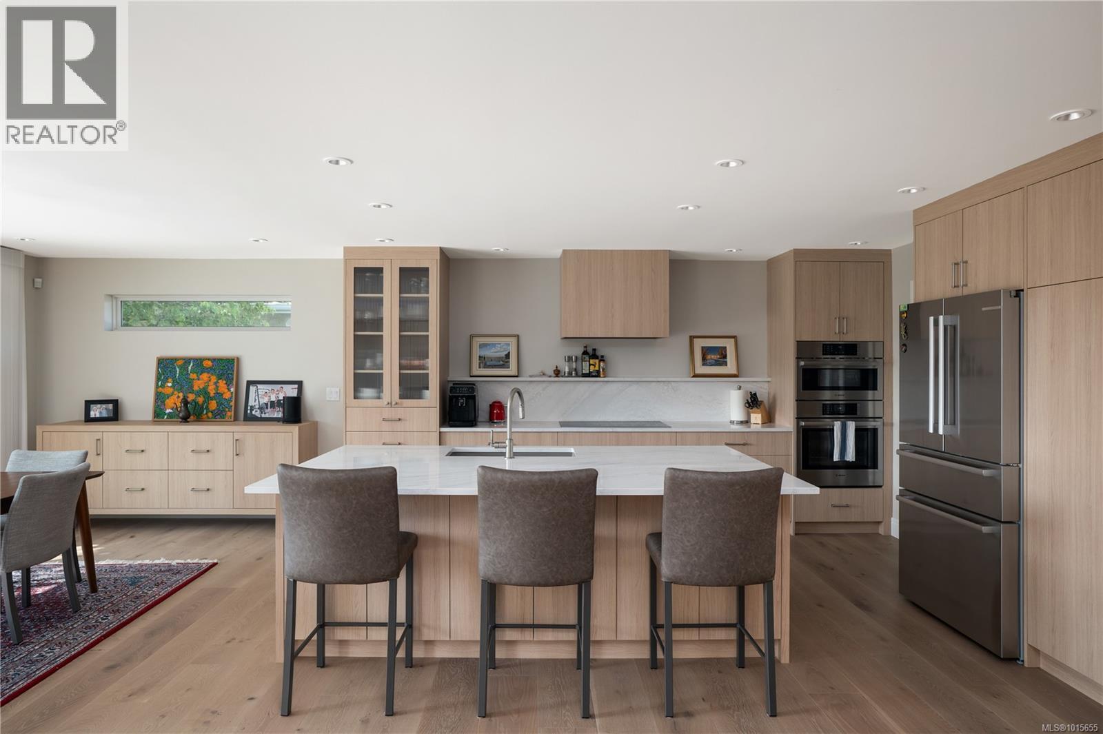  3819 Beachview Place, Saanich