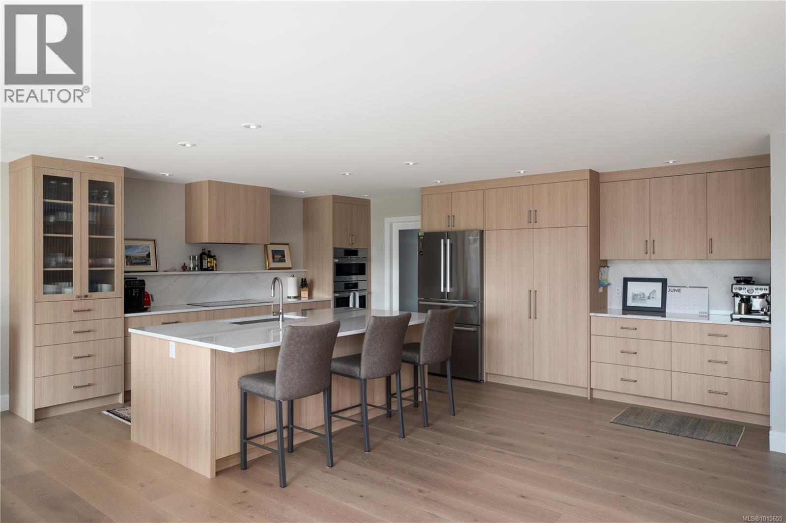  3819 Beachview Place, Saanich