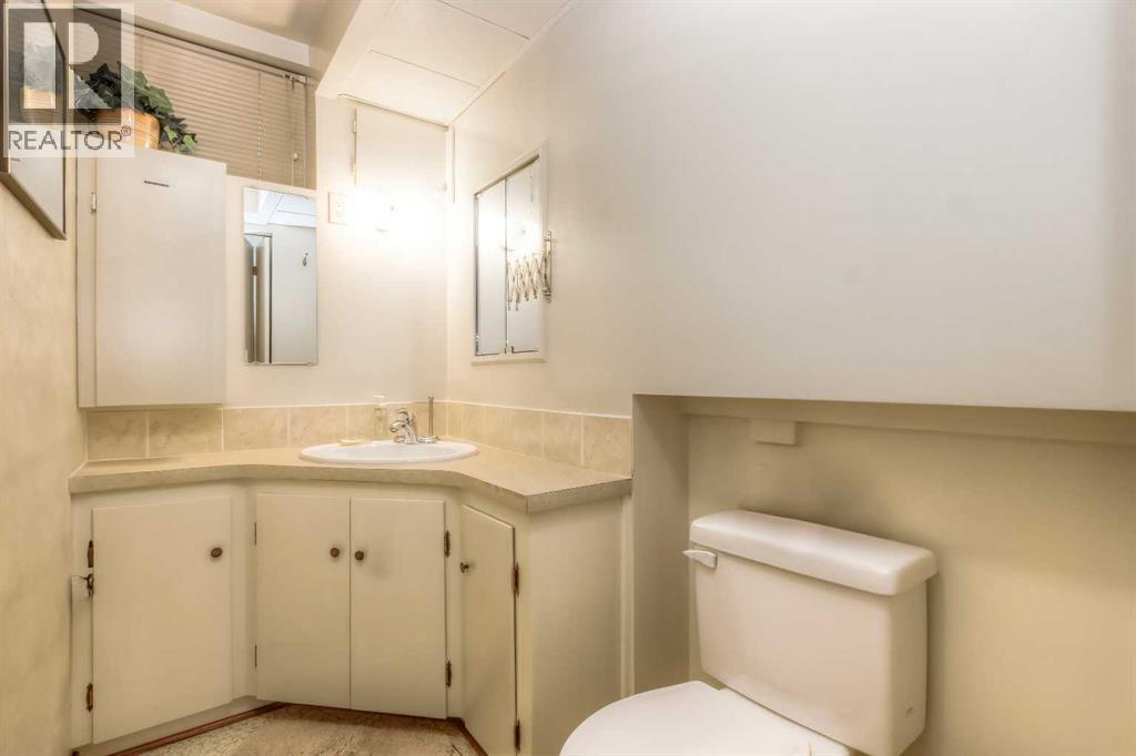 Single Family House 4 Level for Sale in  Wedgewood Drive SW Wildwood Calgary 