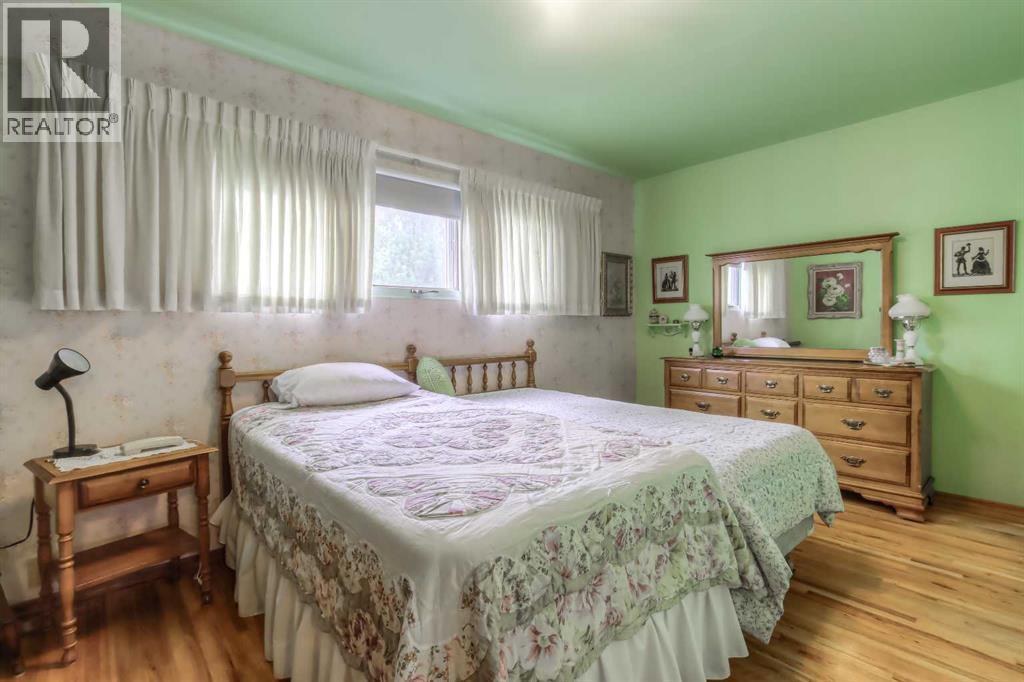 Single Family House 4 Level for Sale in  Wedgewood Drive SW Wildwood Calgary 
