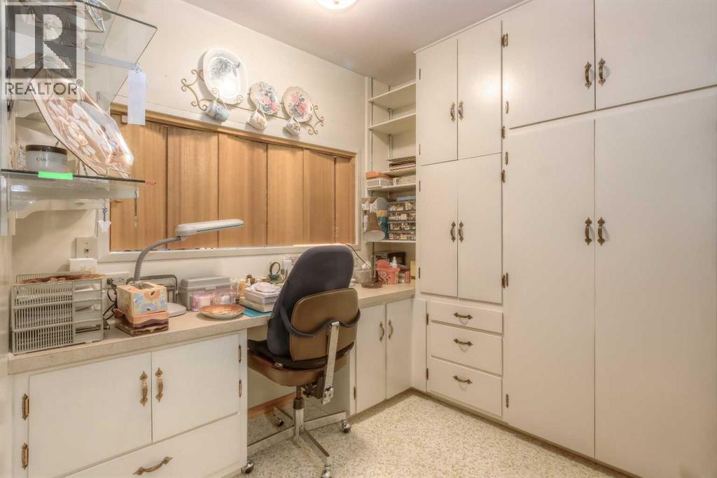 Single Family House 4 Level for Sale in  Wedgewood Drive SW Wildwood Calgary 