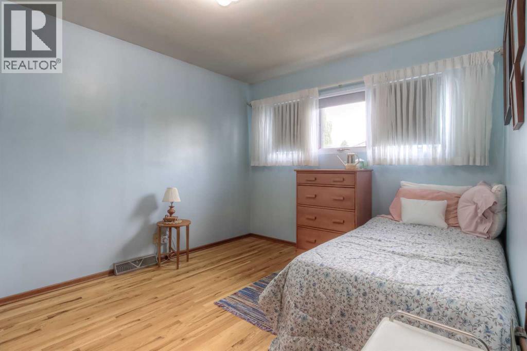 Single Family House 4 Level for Sale in  Wedgewood Drive SW Wildwood Calgary 