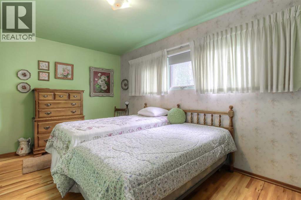 Single Family House 4 Level for Sale in  Wedgewood Drive SW Wildwood Calgary 