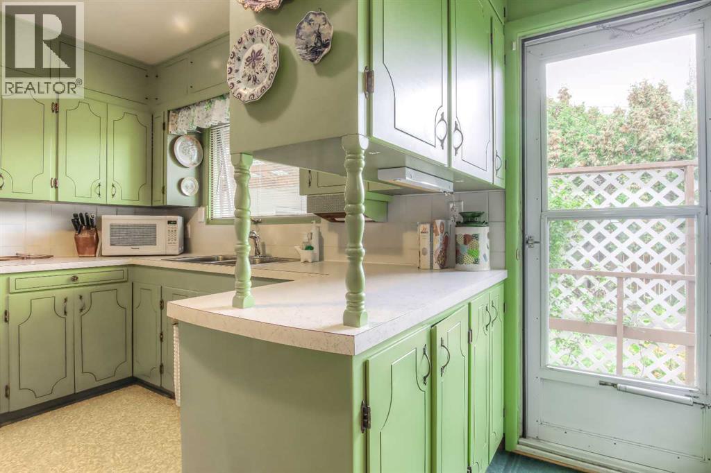 Single Family House 4 Level for Sale in  Wedgewood Drive SW Wildwood Calgary 