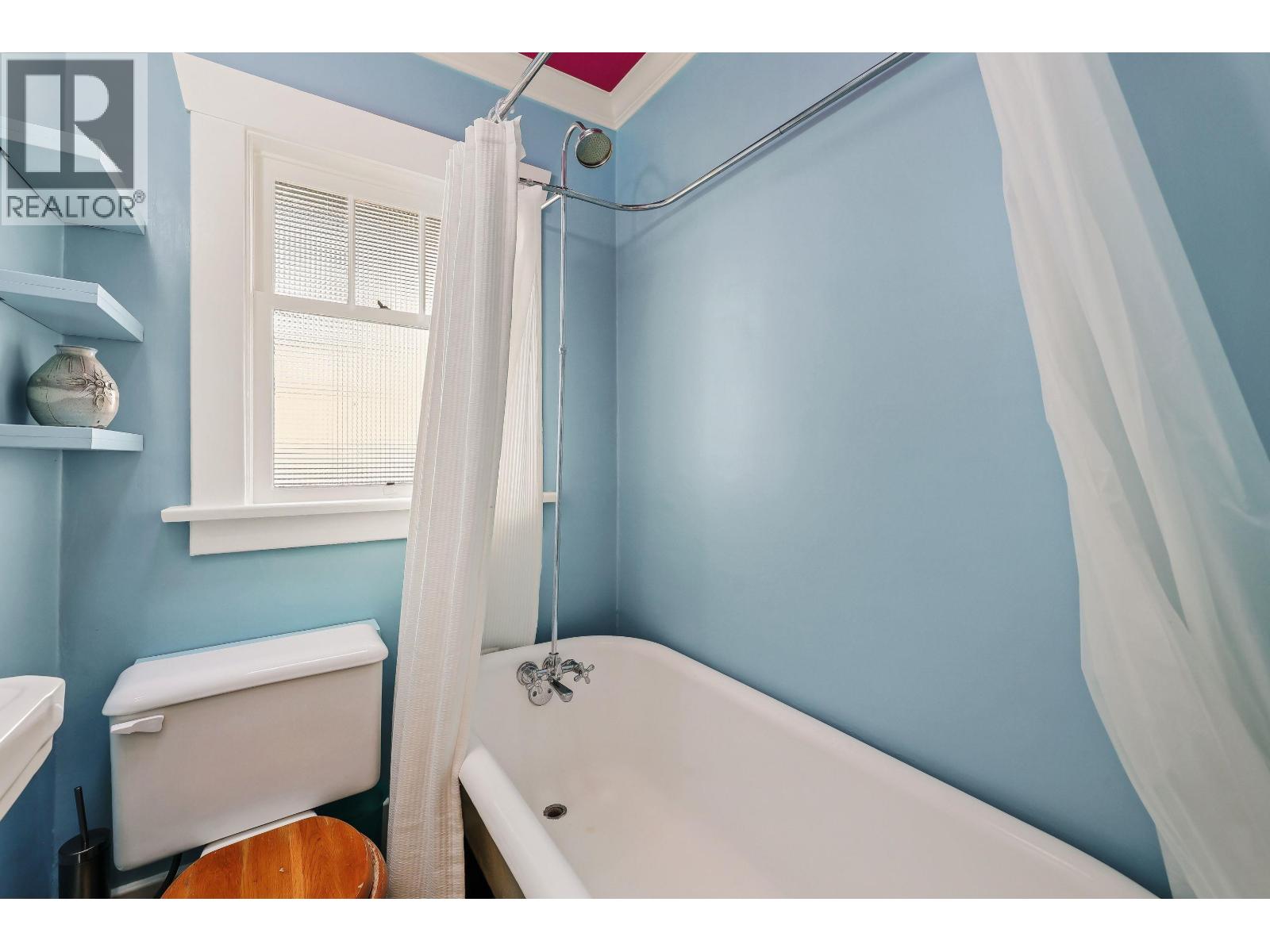 2274 E 7TH AVENUE, Vancouver