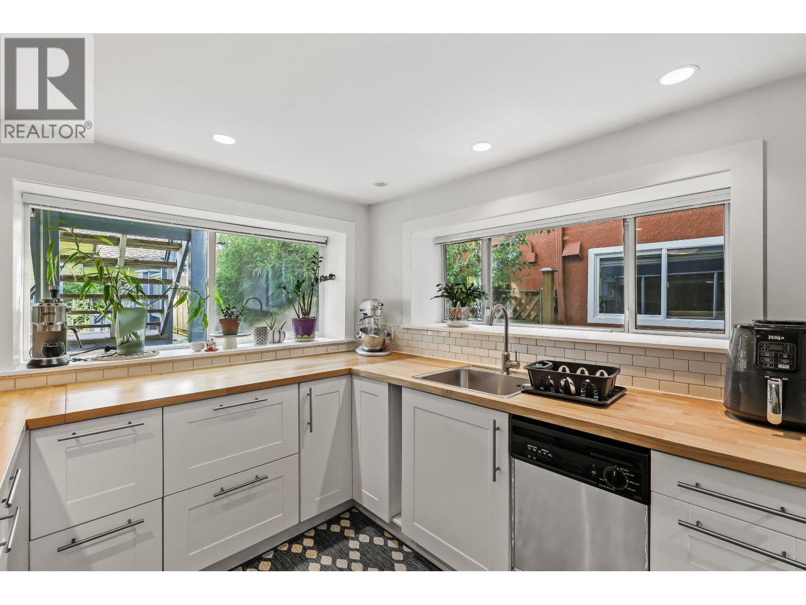 2274 E 7TH AVENUE, Vancouver