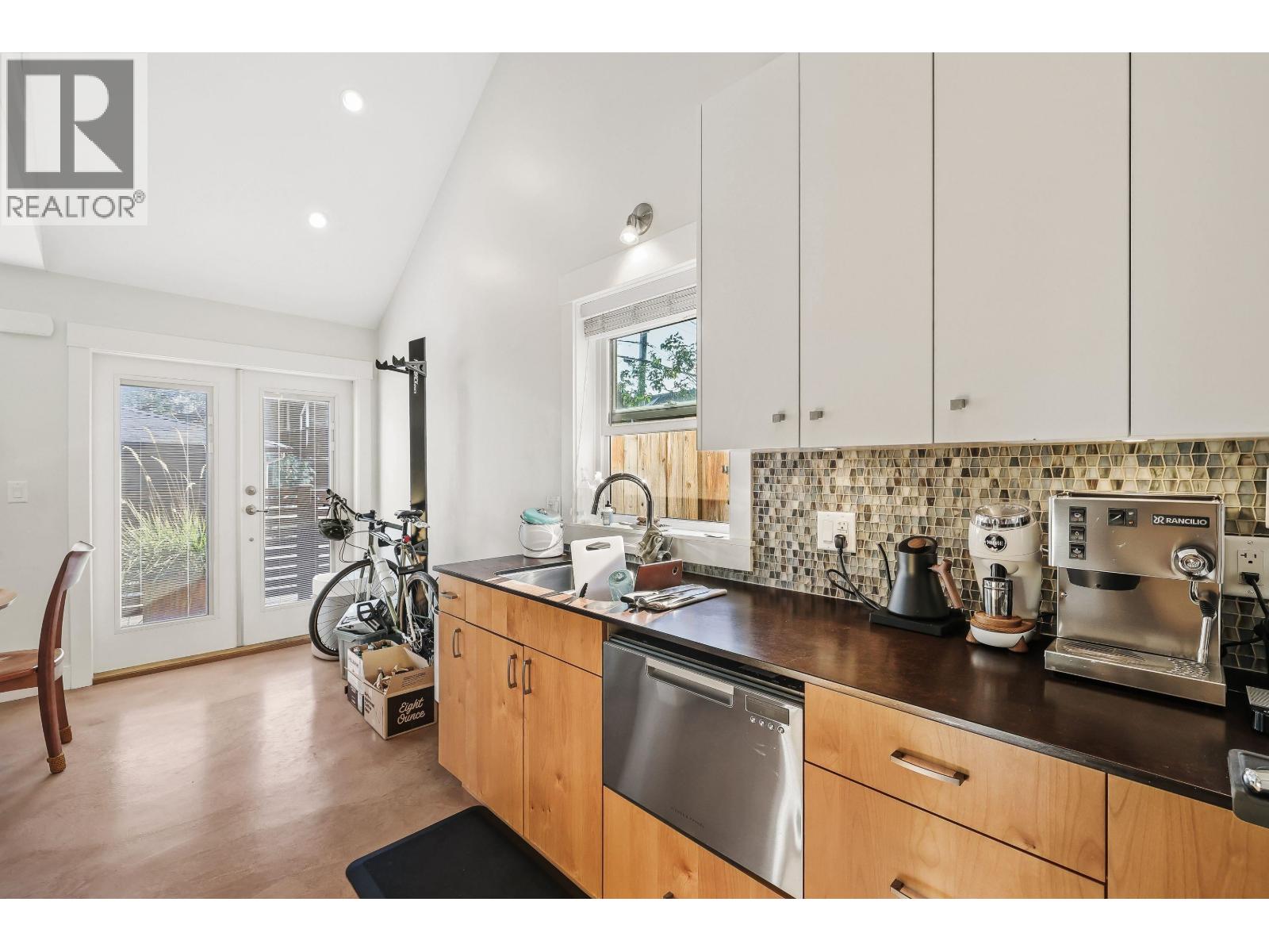 2274 E 7TH AVENUE, Vancouver