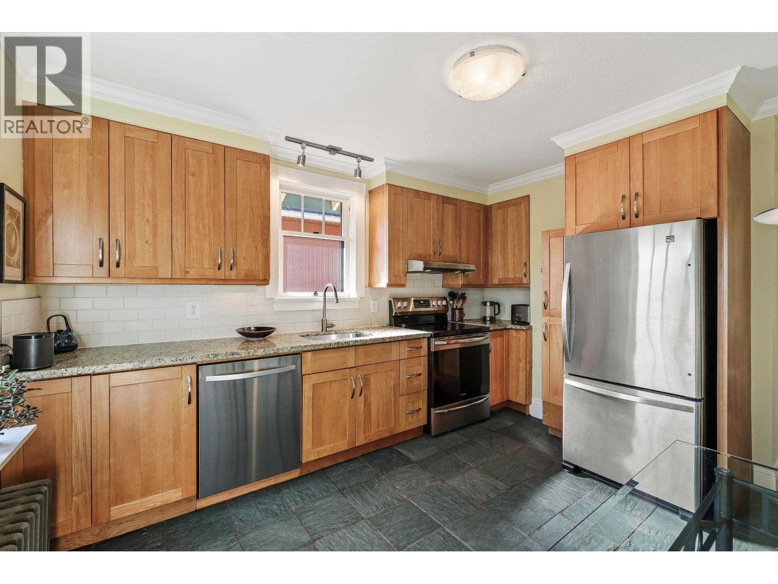 2274 E 7TH AVENUE, Vancouver