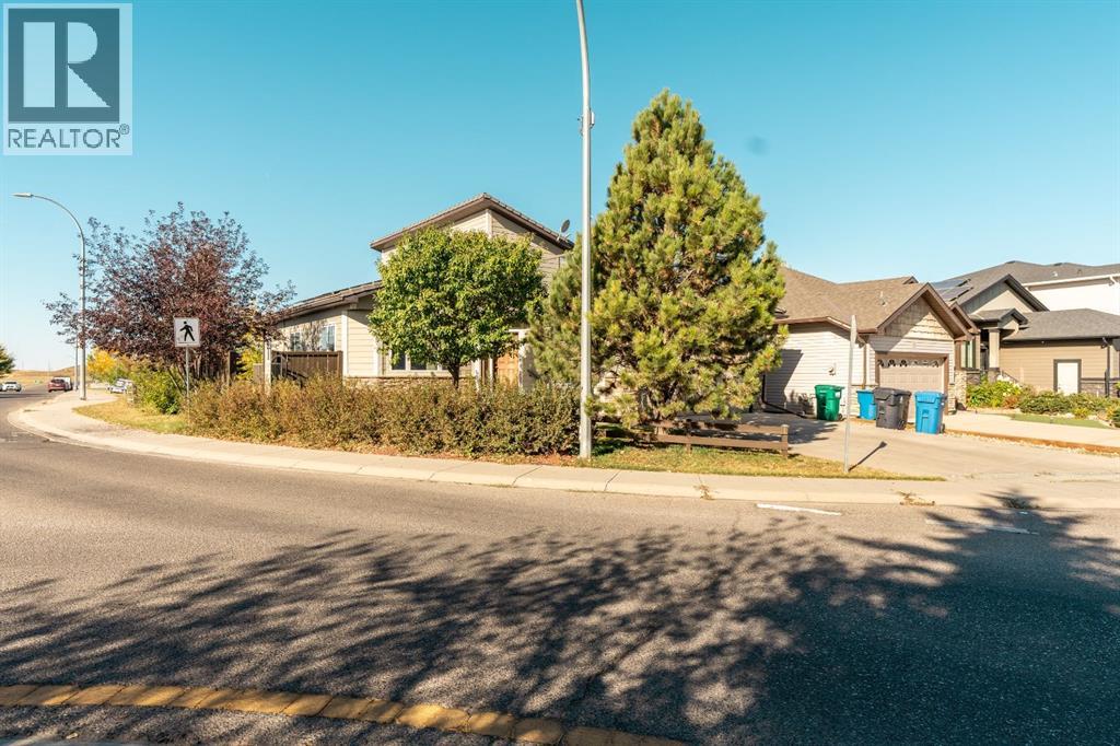 Single Family House 4 Level for Sale in  Sunridge Crescent W Sunridge Lethbridge 