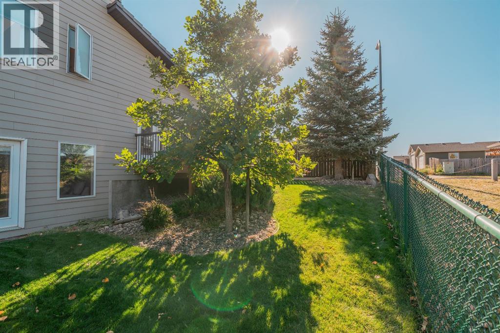 Single Family House 4 Level for Sale in  Sunridge Crescent W Sunridge Lethbridge 