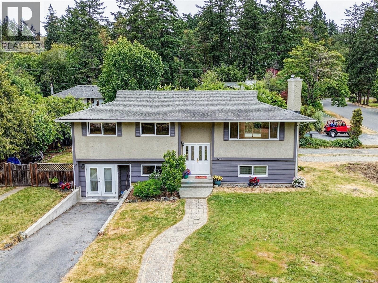  6743 Wendonna Place, Central Saanich