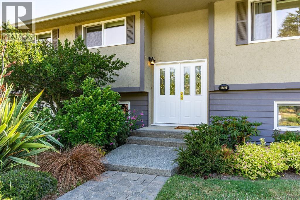  6743 Wendonna Place, Central Saanich