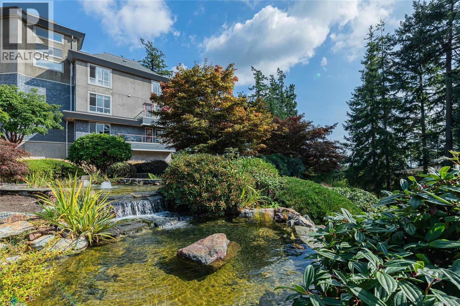 201 940 Boulderwood Rise, Saanich