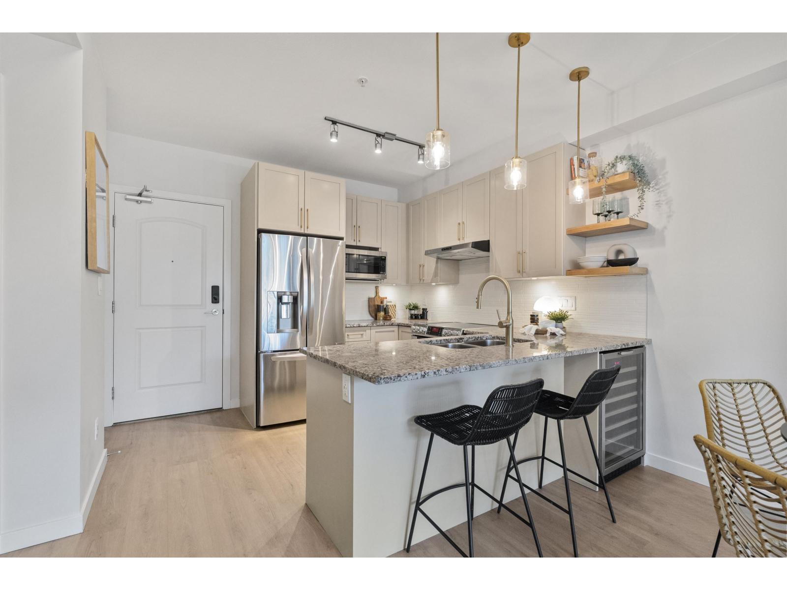 211 6480 194 STREET, Surrey
