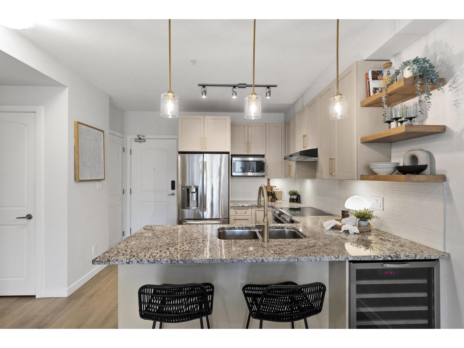 211 6480 194 STREET, Surrey
