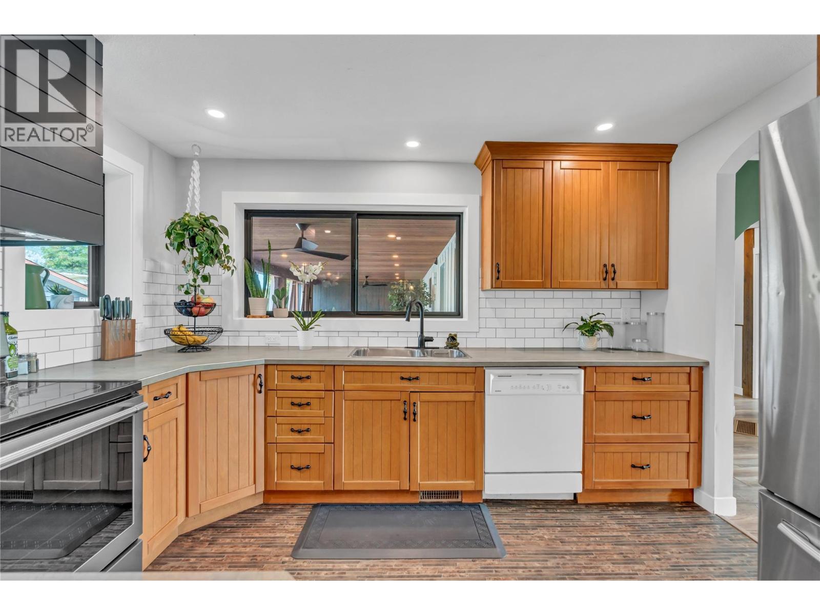 10816 Victoria Road S, Summerland