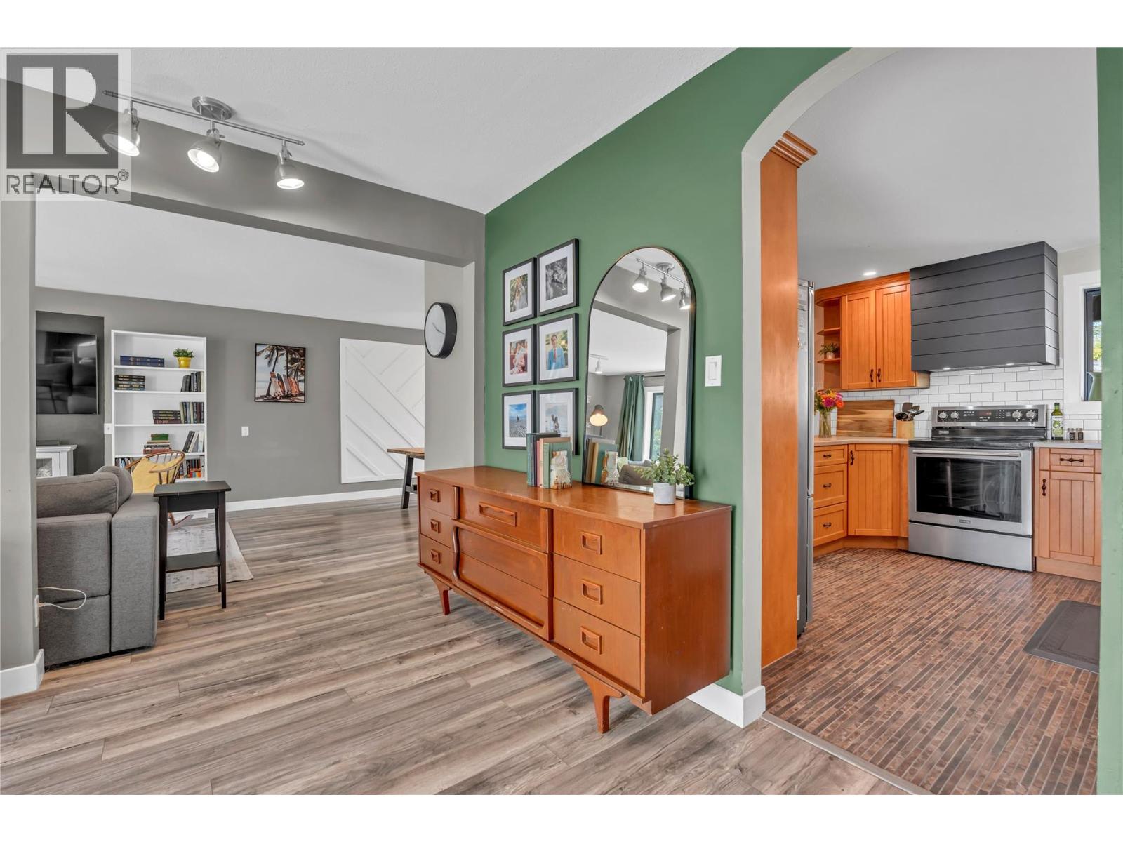 10816 Victoria Road S, Summerland