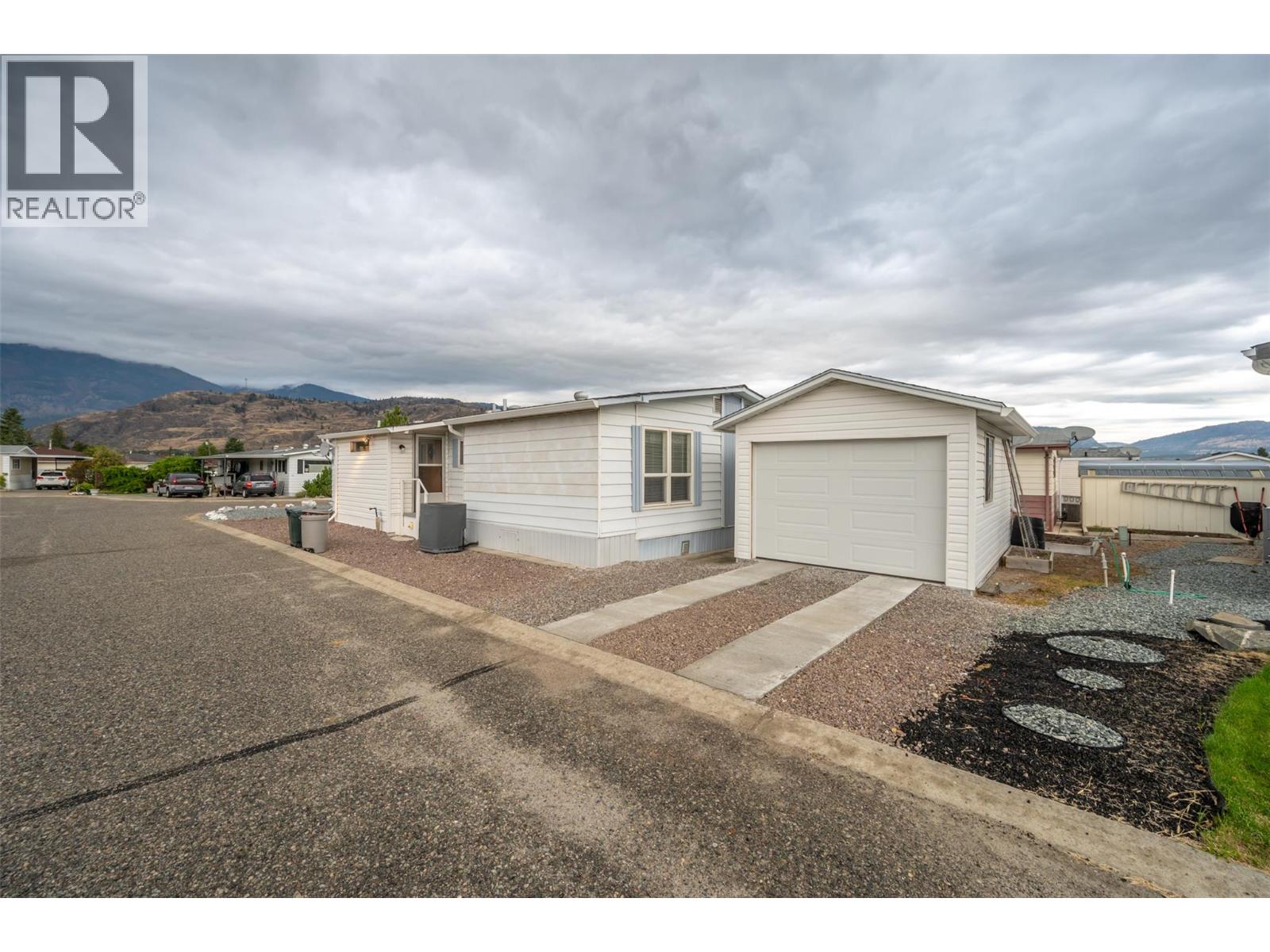 28 6601 TUCELNUIT Drive, Oliver