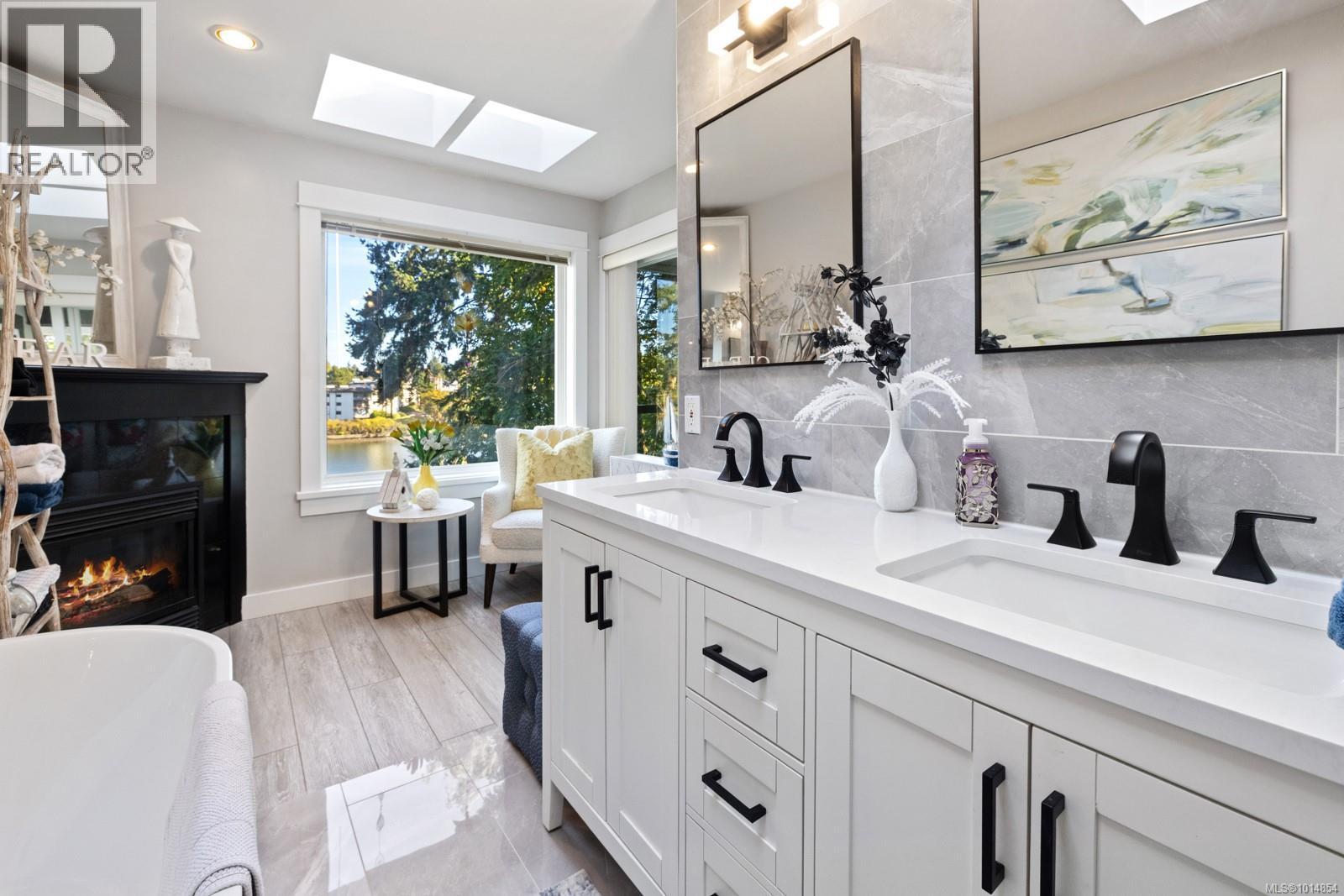 3 1004 DeCosta Pl, Esquimalt