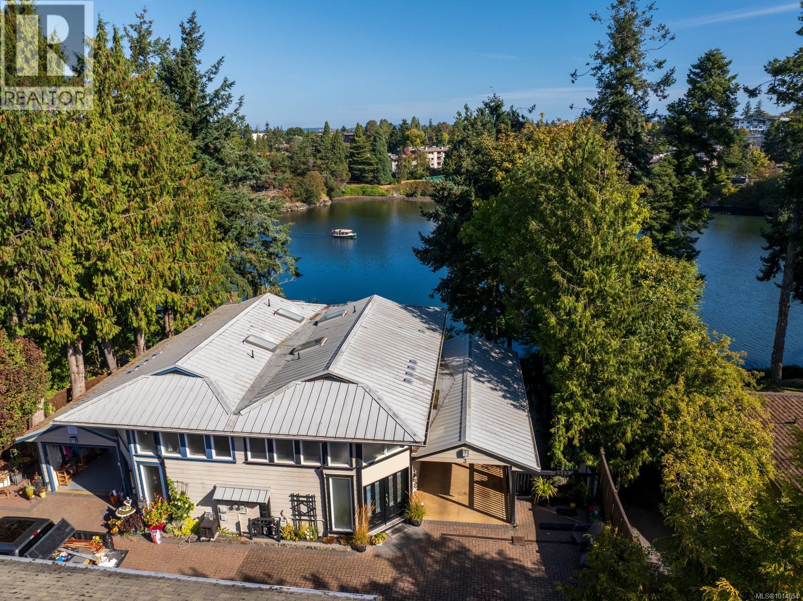 3 1004 DeCosta Pl, Esquimalt