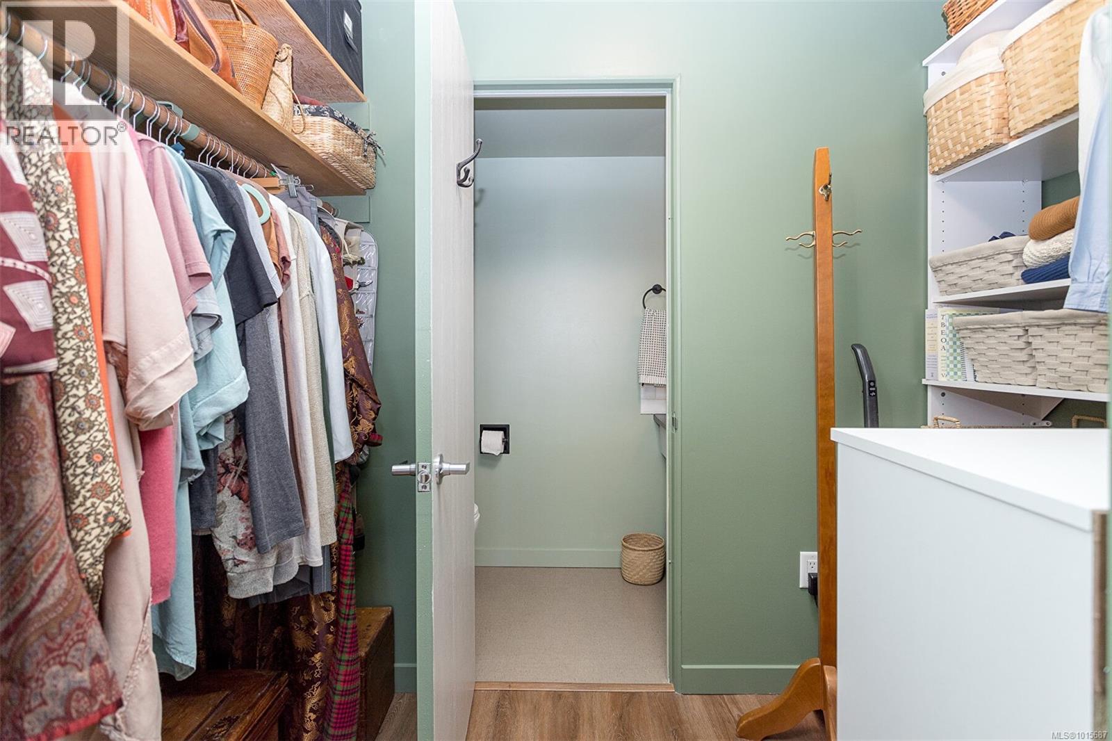 403 545 Rithet Street, Victoria