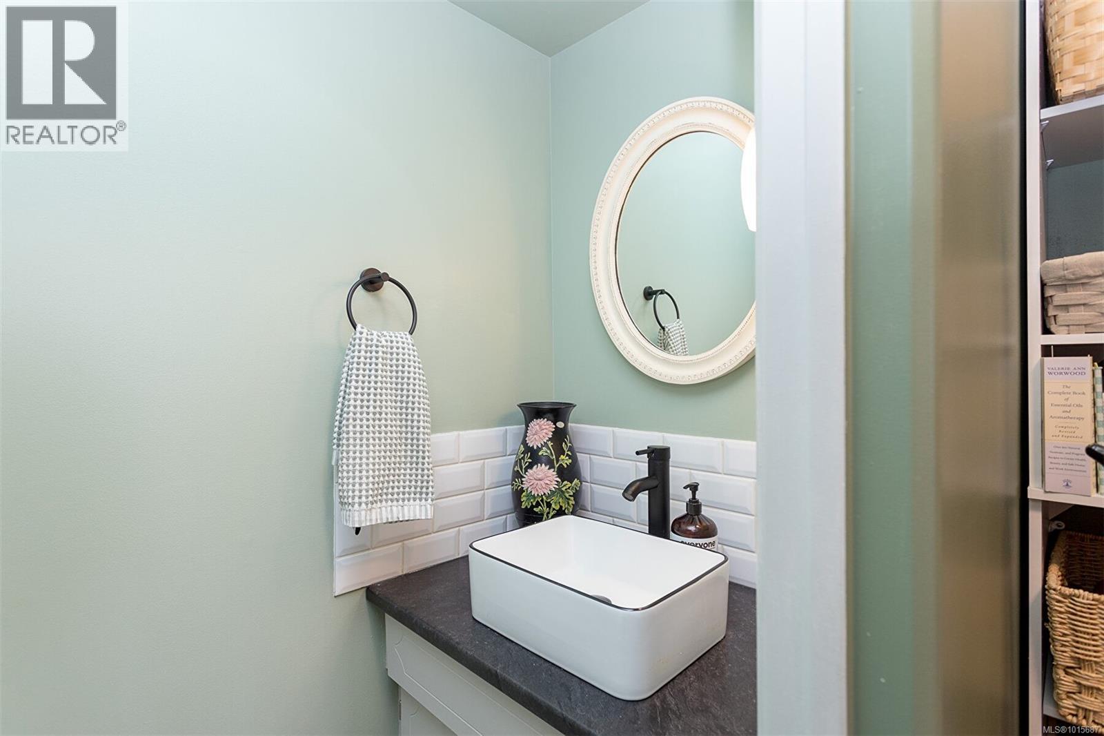 403 545 Rithet Street, Victoria