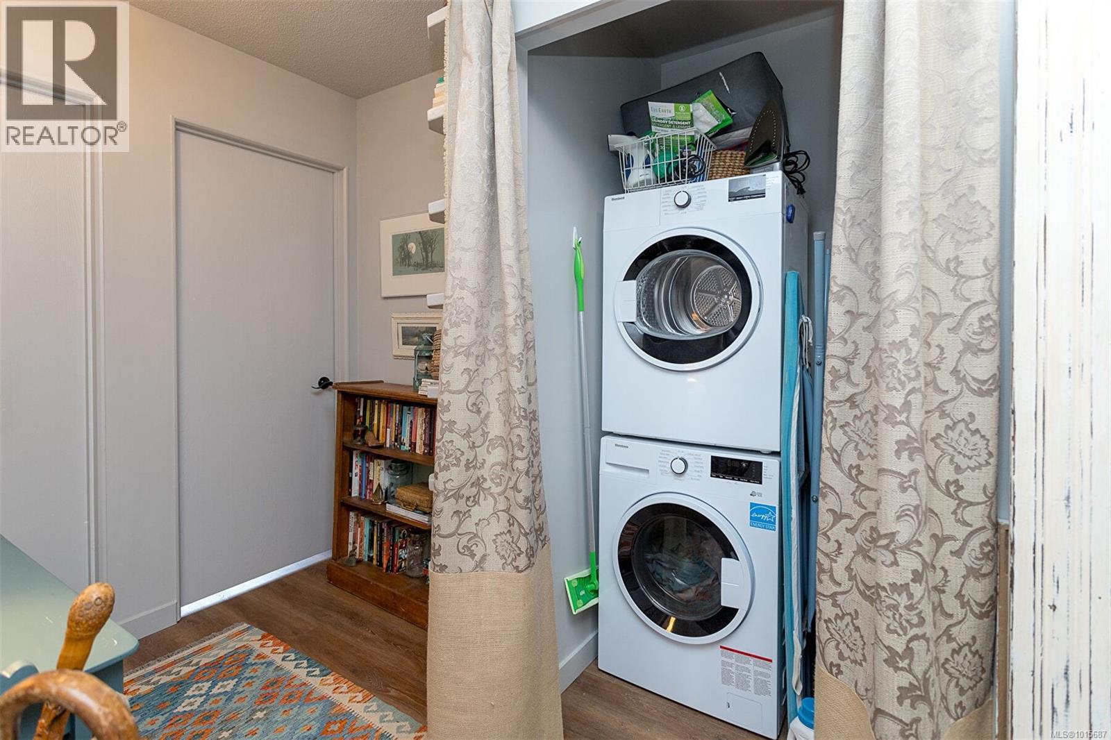 403 545 Rithet Street, Victoria