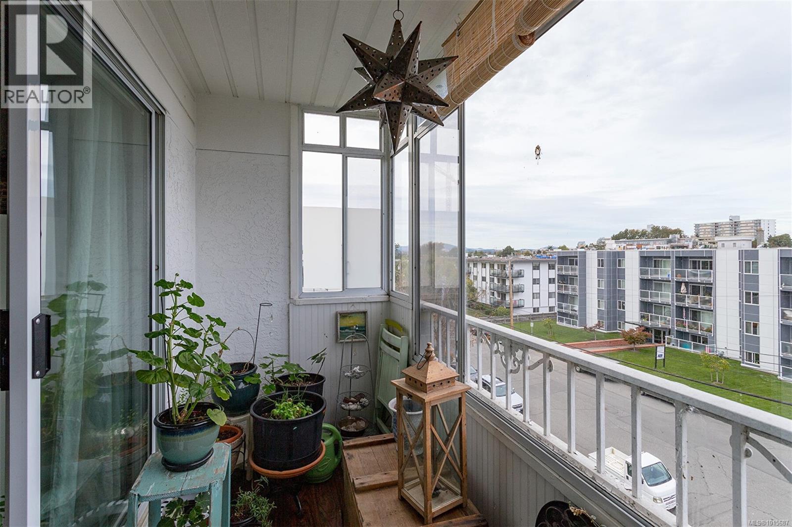 403 545 Rithet Street, Victoria