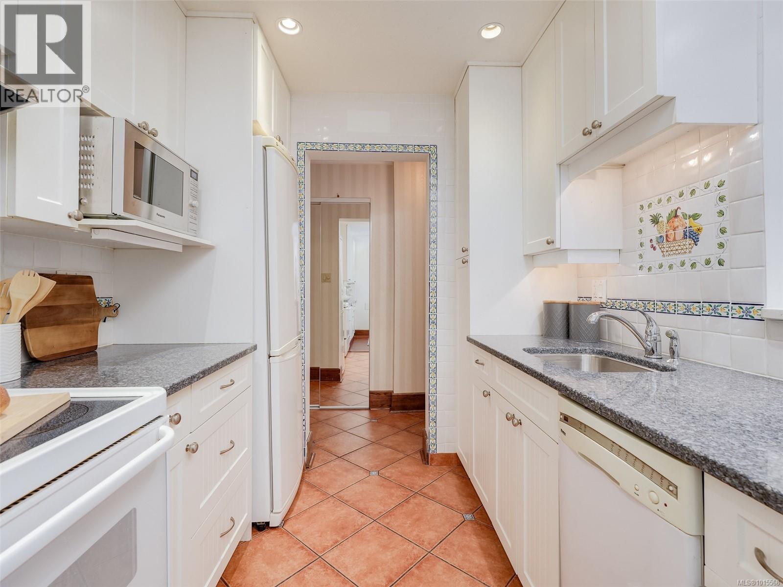 105 2100 Granite Street, Oak Bay